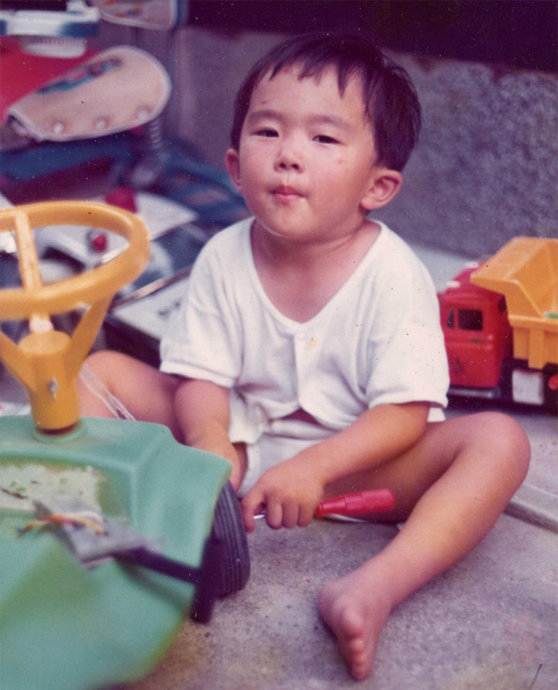 おもちゃを分解する幼い頃の高橋氏